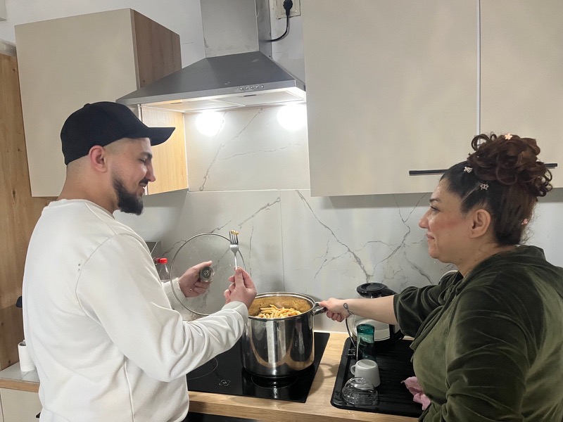 Jugendliche kochen gemeinsam